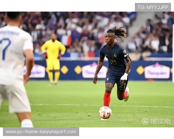 皇马后腰推进强势,卡马文加闪转腾挪躲过双人夹抢 皇马后腰推进强势,卡马文加闪转腾挪躲过双人夹抢