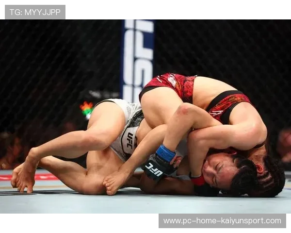 UFC女拳手双脚离地飞膝KO震撼瞬间，点燃格斗激情的巅峰对决