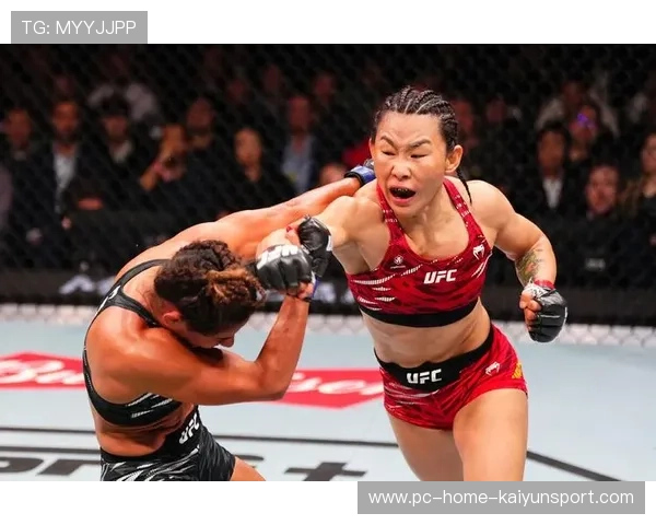 UFC 铁笼爆发激战！两人同时倒地裁判傻眼