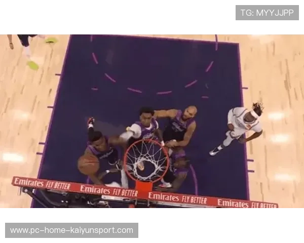 NBA球星背扣致胜，篮筐差点被他扯下来