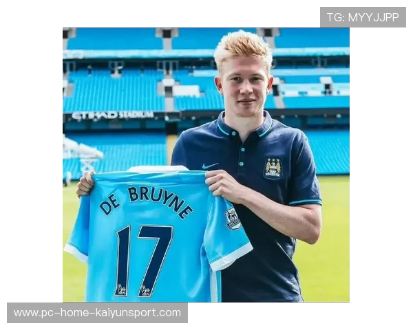 德布劳内长传转移寻找多库，曼城进攻节奏掌控稳定