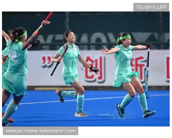 羽毛球顶尖对决扣杀与防守交织成诗